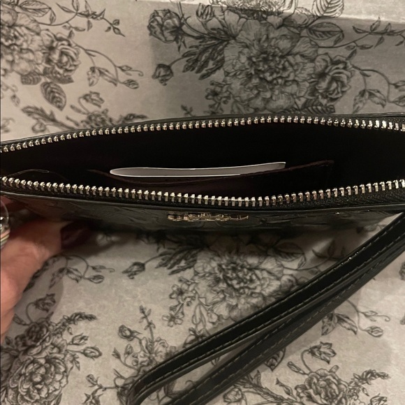 Stunning Coach Patent Leather corner zip Black Wristlet with Heart Charm. NWT - Picture 6 of 6